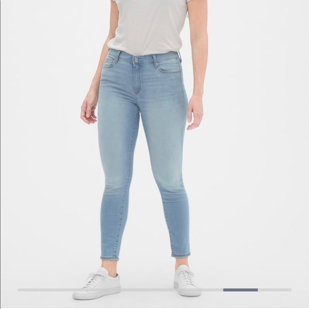 Gap Mid Rise True Skinny Jeans in Sculpt